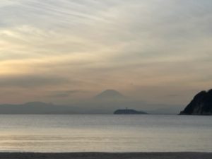 逗子海岸から眺める夕方の富士山